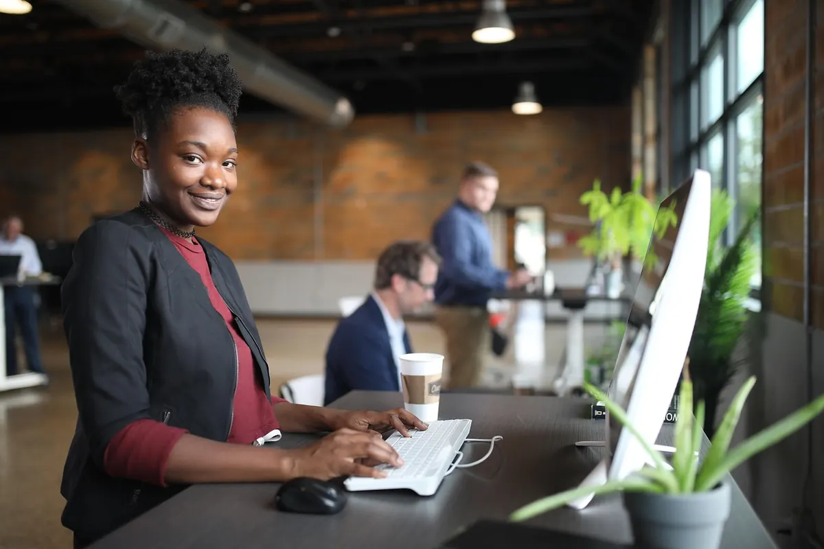 Standing Desks vs Sitting Desks: A Comparison for UK Home Workers