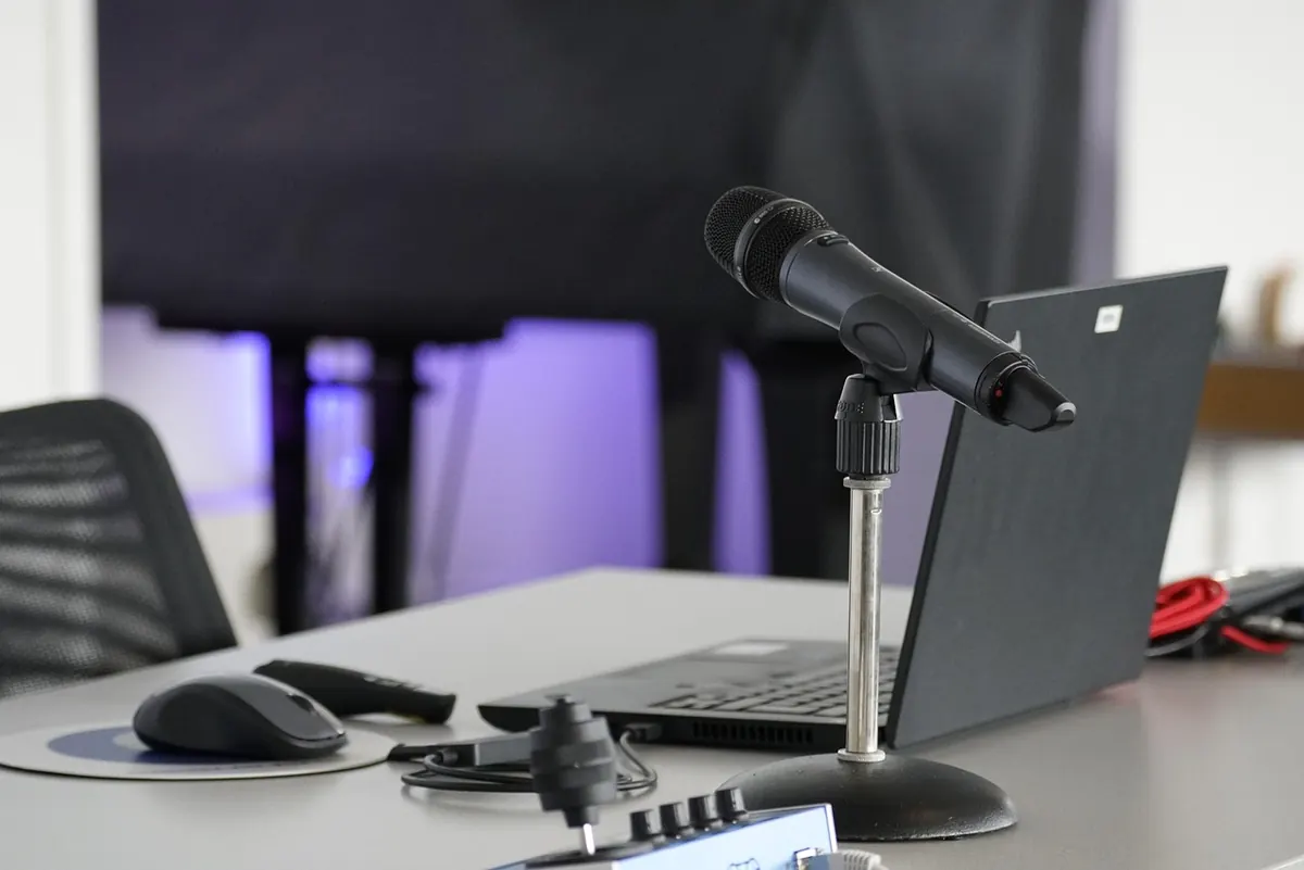 The Best Accessories for Video Calls: A Comparison of Webcams, Microphones, and Lighting